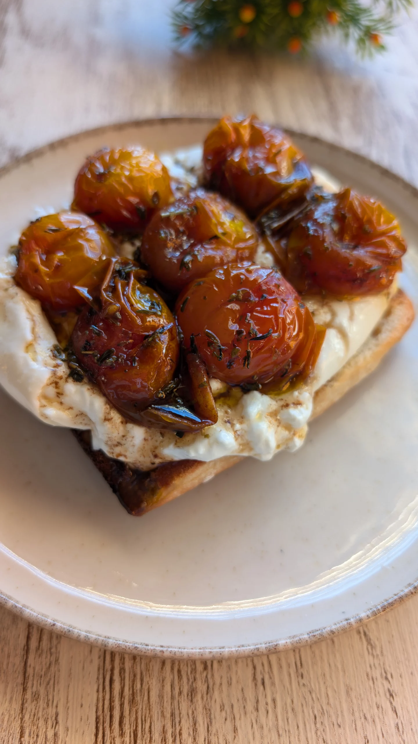 tostada de burrata y cherrys