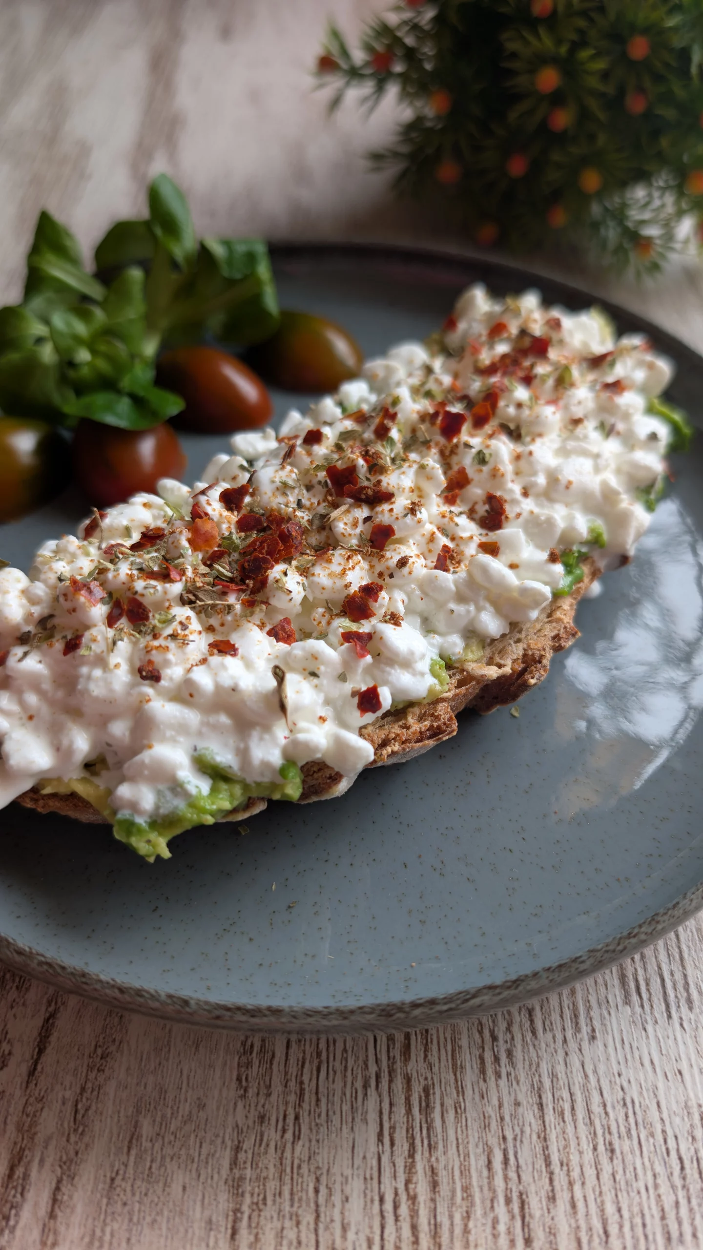 tosta, aguacate, queso , cottage