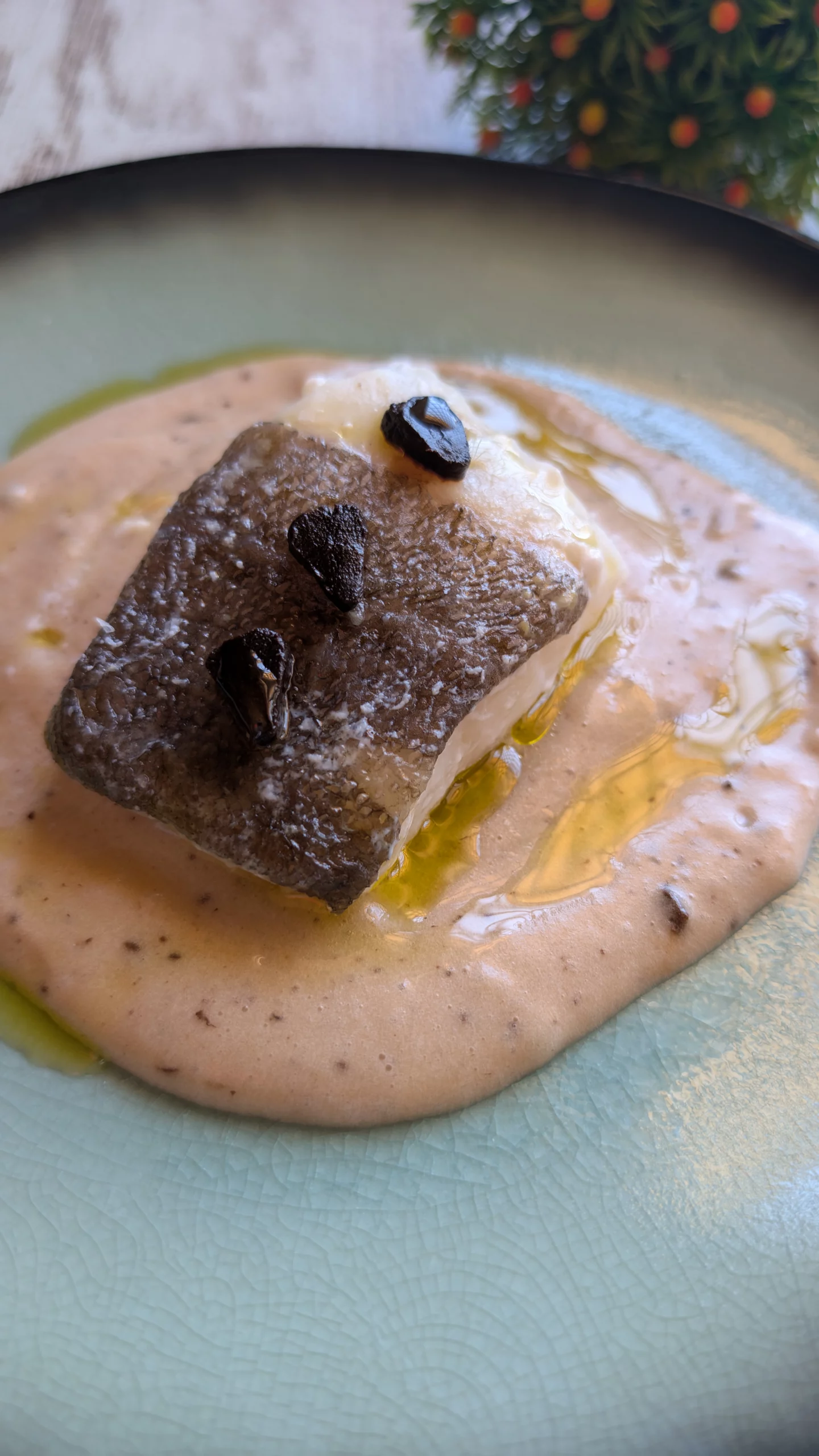 Bacalao con pure de patata y ajo negro