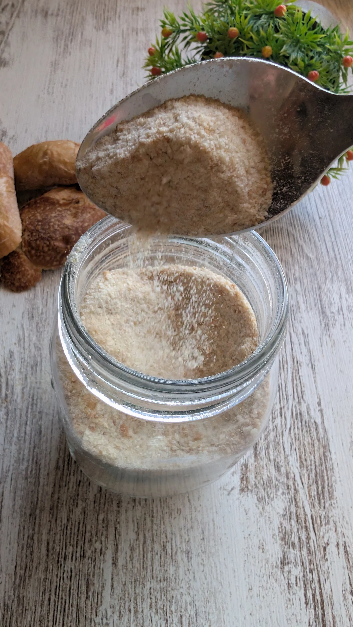 Pan rallado casero en un bol de cristal, hecho con restos de pan duro