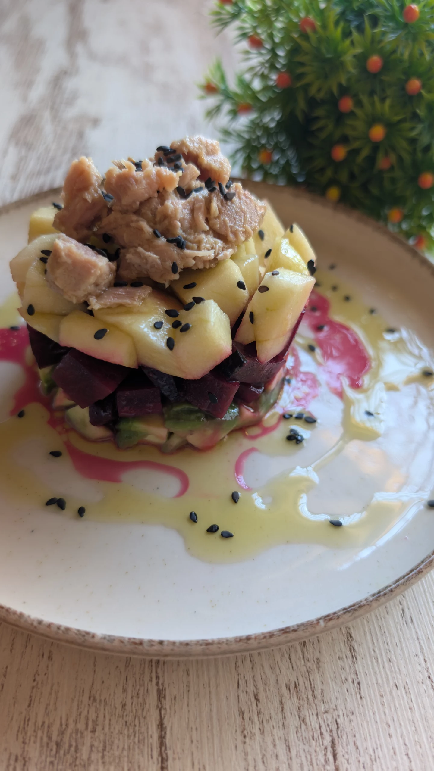 Tartar de remolacha, aguacate y manzana con atún