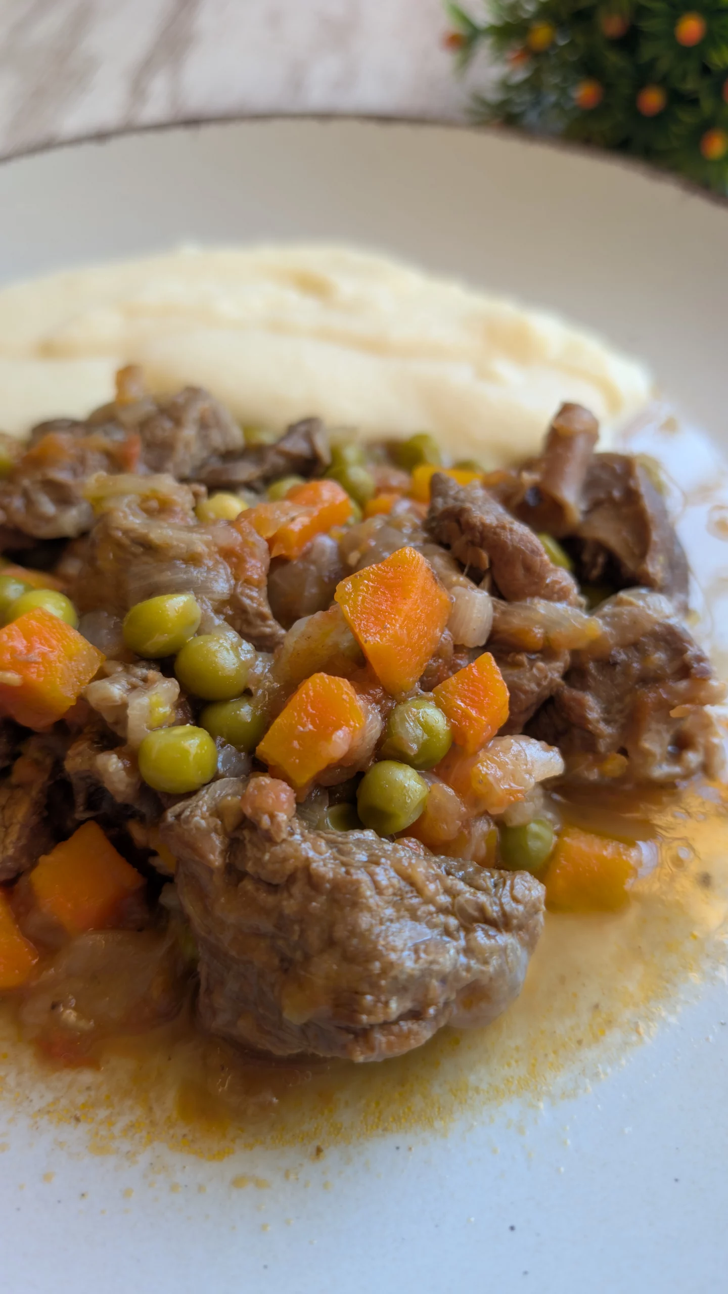 Guiso casero de ternera a la jardinera con zanahoria, guisantes, cebolla y tomate, cocinado en cazuela con vino o vinagre.