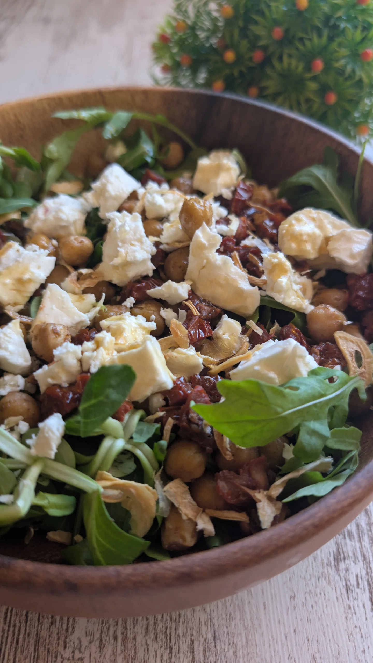 Ensalada saludable con garbanzos crujientes, queso fresco y tomate seco