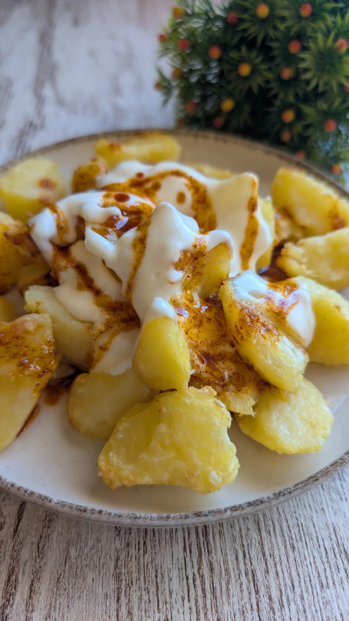 Plato de patatas bravas caseras con mayonesa y salsa picante, receta fácil en freidora de aire