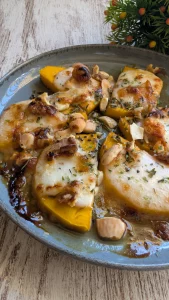 Trozo de calabaza asada con queso de cabra, frutos secos y miel recién salida de la freidora de aire.