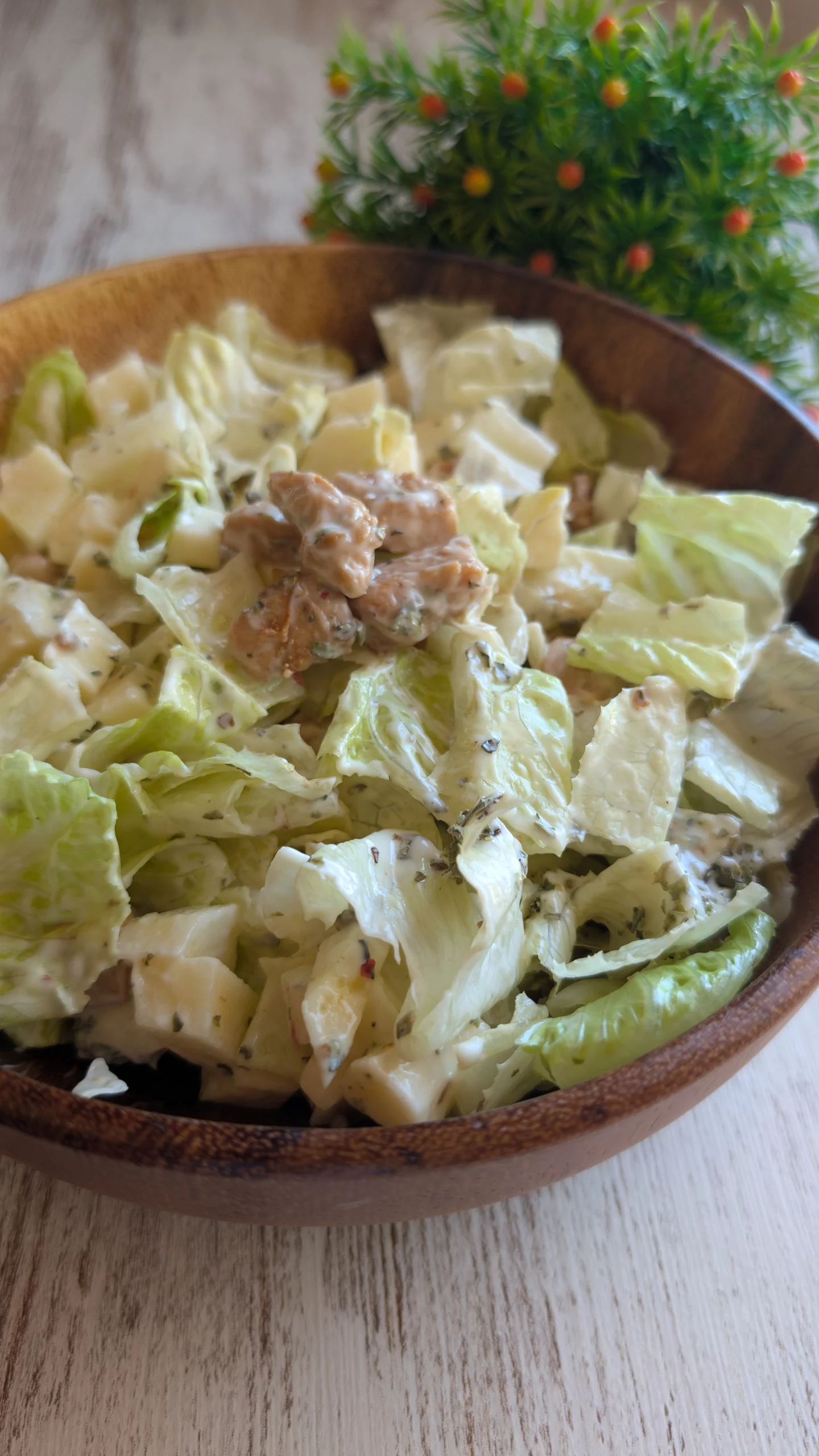 Ensalada de pollo a la plancha con manzana, lechuga fresca y mayonesa, servida en un bol como opción saludable.