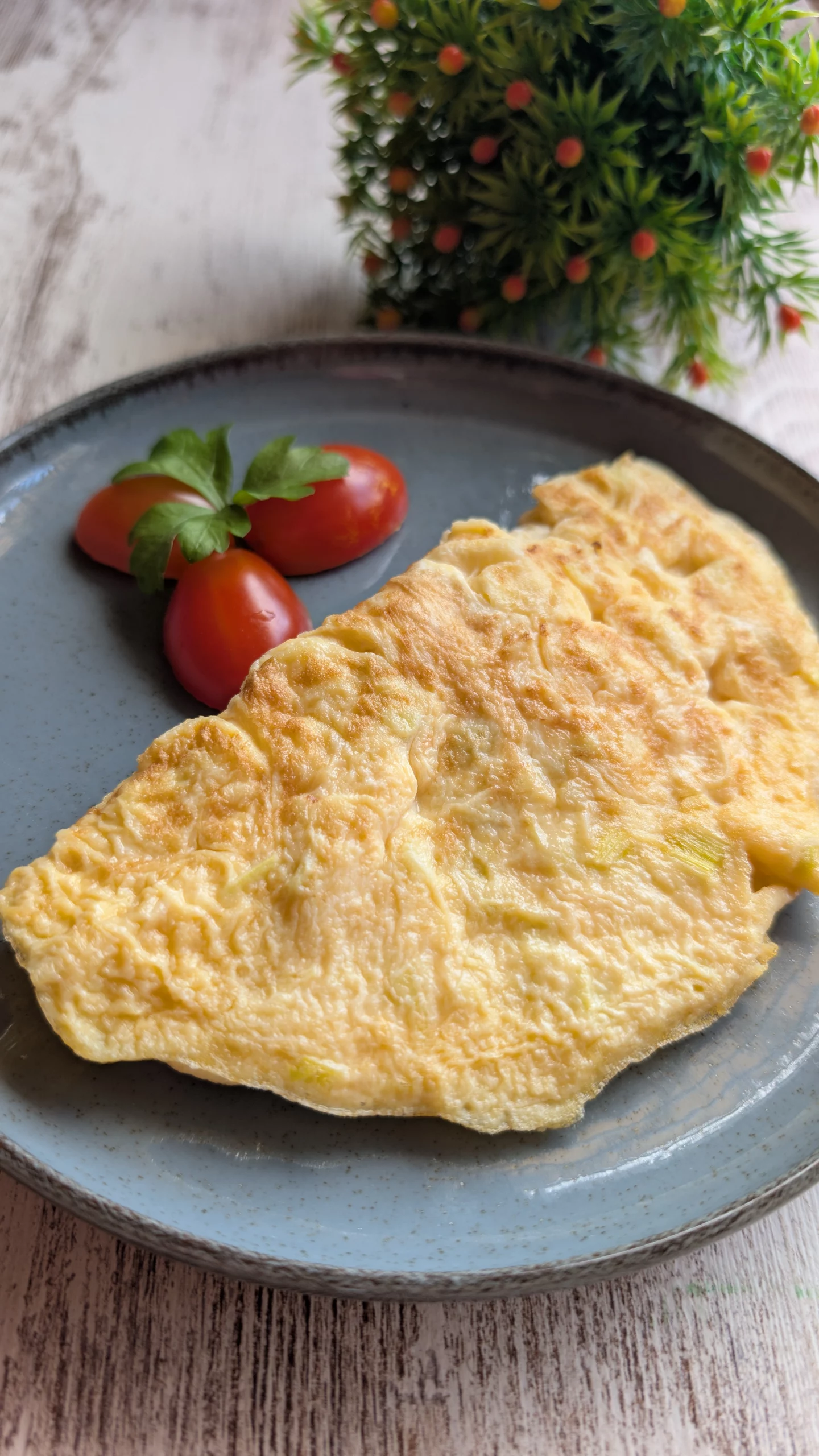 Tortilla casera de puerro hecha con huevos, sal y puerro picado, servida en un plato lista para comer
