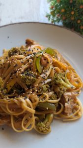 Tallarines salteados con pollo, brócoli, pimiento rojo y salsa de soja. Receta Wok.