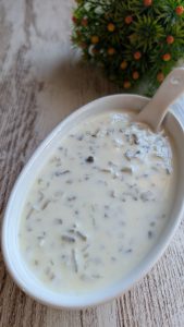 Salsa Big Mac casera y saludable hecha con yogur griego, pepinillo agridulce, cebolla y mostaza, servida en un bol pequeño.