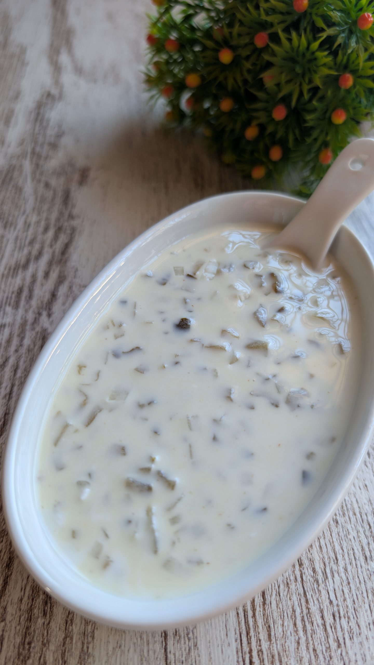 Salsa Big Mac casera y saludable hecha con yogur griego, pepinillo agridulce, cebolla y mostaza, servida en un bol pequeño.