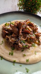 Plato hondo con base de puré parmentier de trufa blanca, coronado con setas salteadas, huevo meloso y perejil fresco.