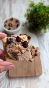 Paté de setas y nueces cremoso en un bol, untado en pan tostado y decorado con perejil. Receta con Vino Pedro Ximénez.