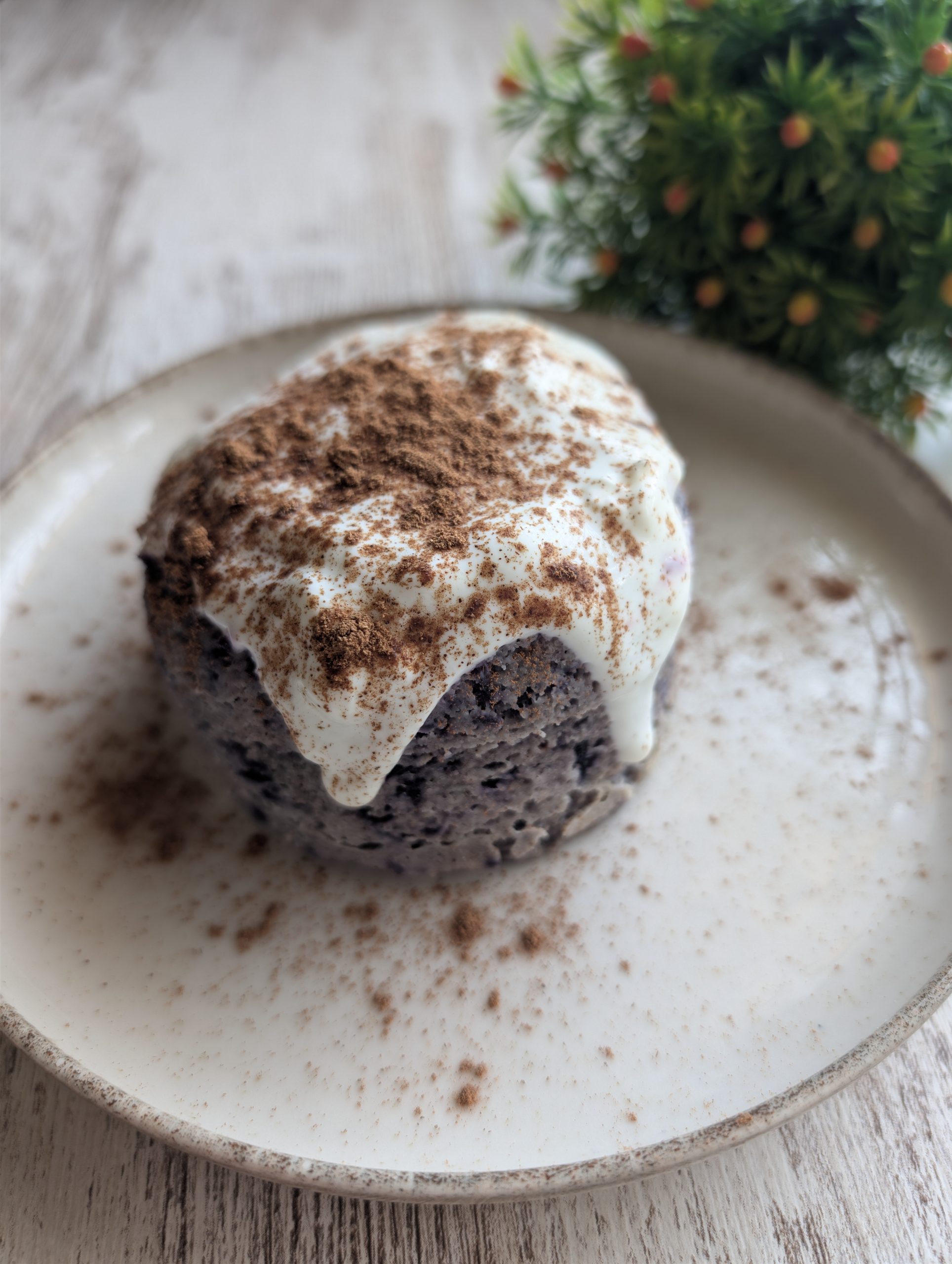 Bizcocho individual de zanahoria morada en taza decorado con yogur griego y crema de nueces.