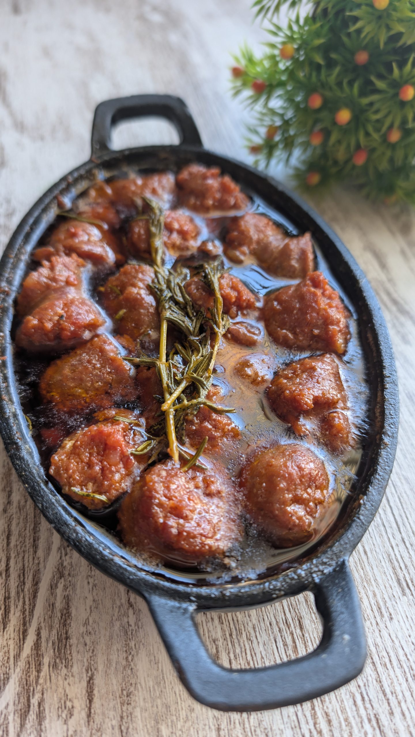 Cazuela de barro con rodajas de chorizo dorado salteado con ramas de romero fresco.
