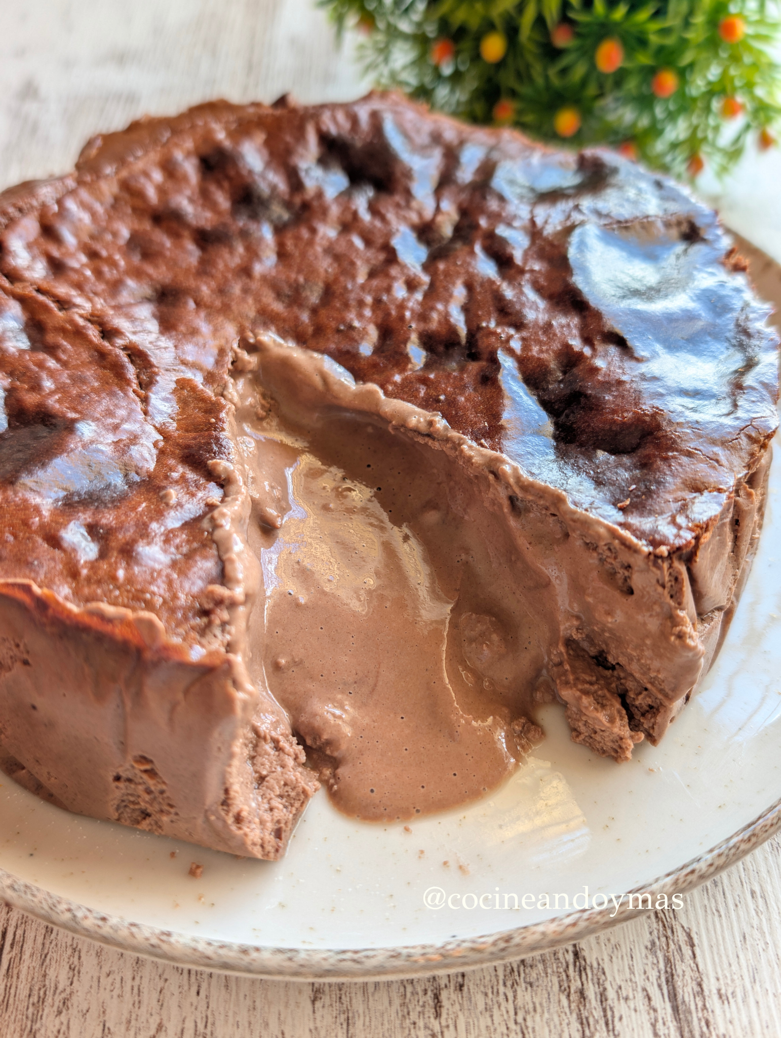 Tarta de queso cremosa de chocolate horneada en freidora de aire, con textura suave y color cacao intenso.