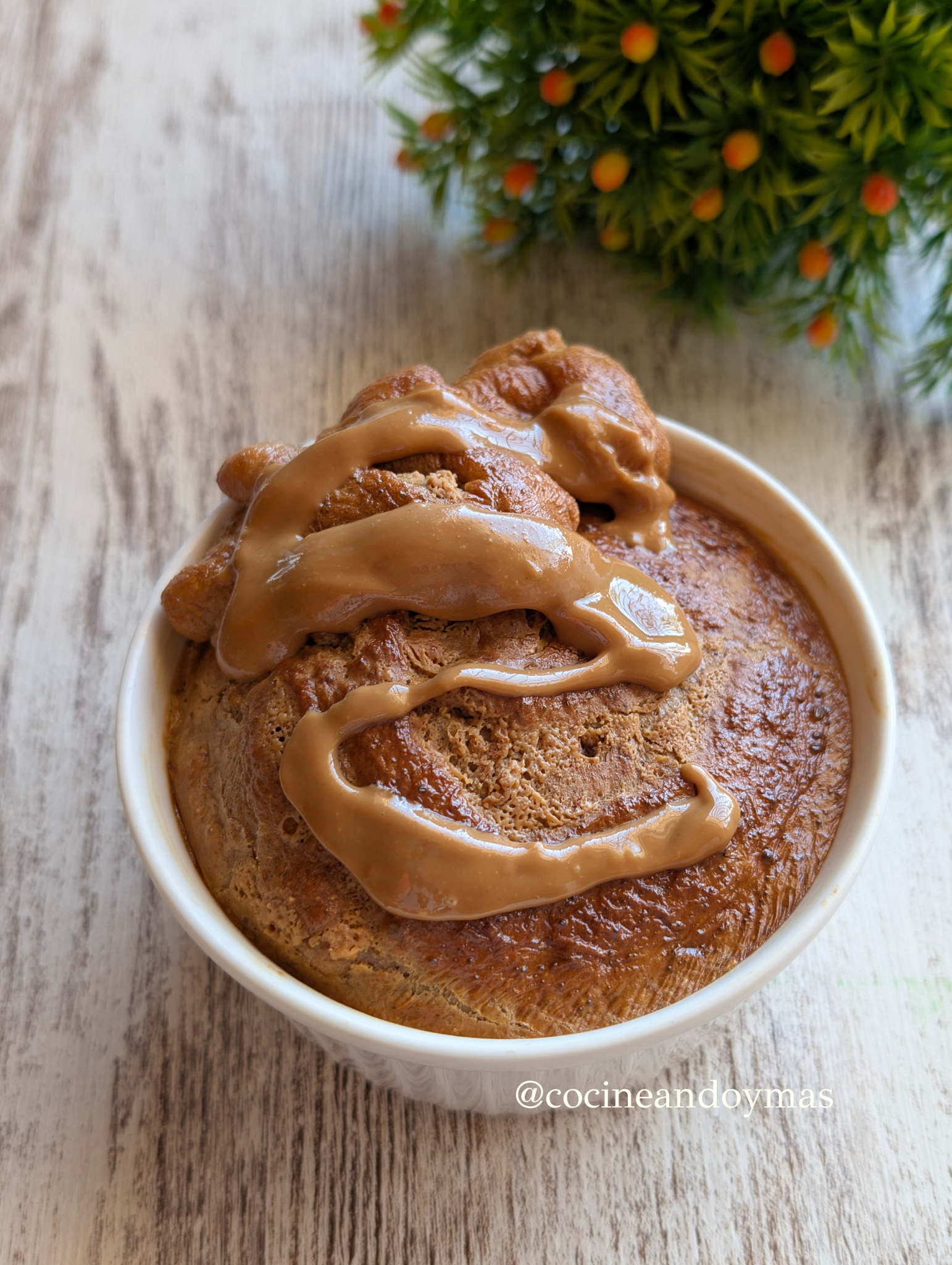 Bizcocho individual en bol pequeño con crema de cacahuete y chocolate fundido, recién hecho en freidora de aire.