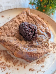 Torrijas de pan brioche bañadas en leche de cacao y naranja, doradas en airfryer con crema de avellanas por encima.