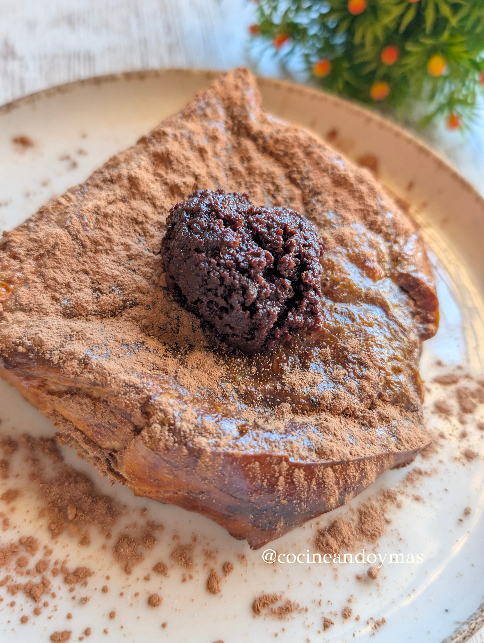 Torrijas de pan brioche bañadas en leche de cacao y naranja, doradas en airfryer con crema de avellanas por encima.