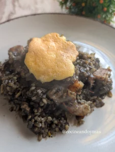 Cazuela de arroz negro con gambones rojos y puntas de mayonesa de ajo gratinadas al horno.