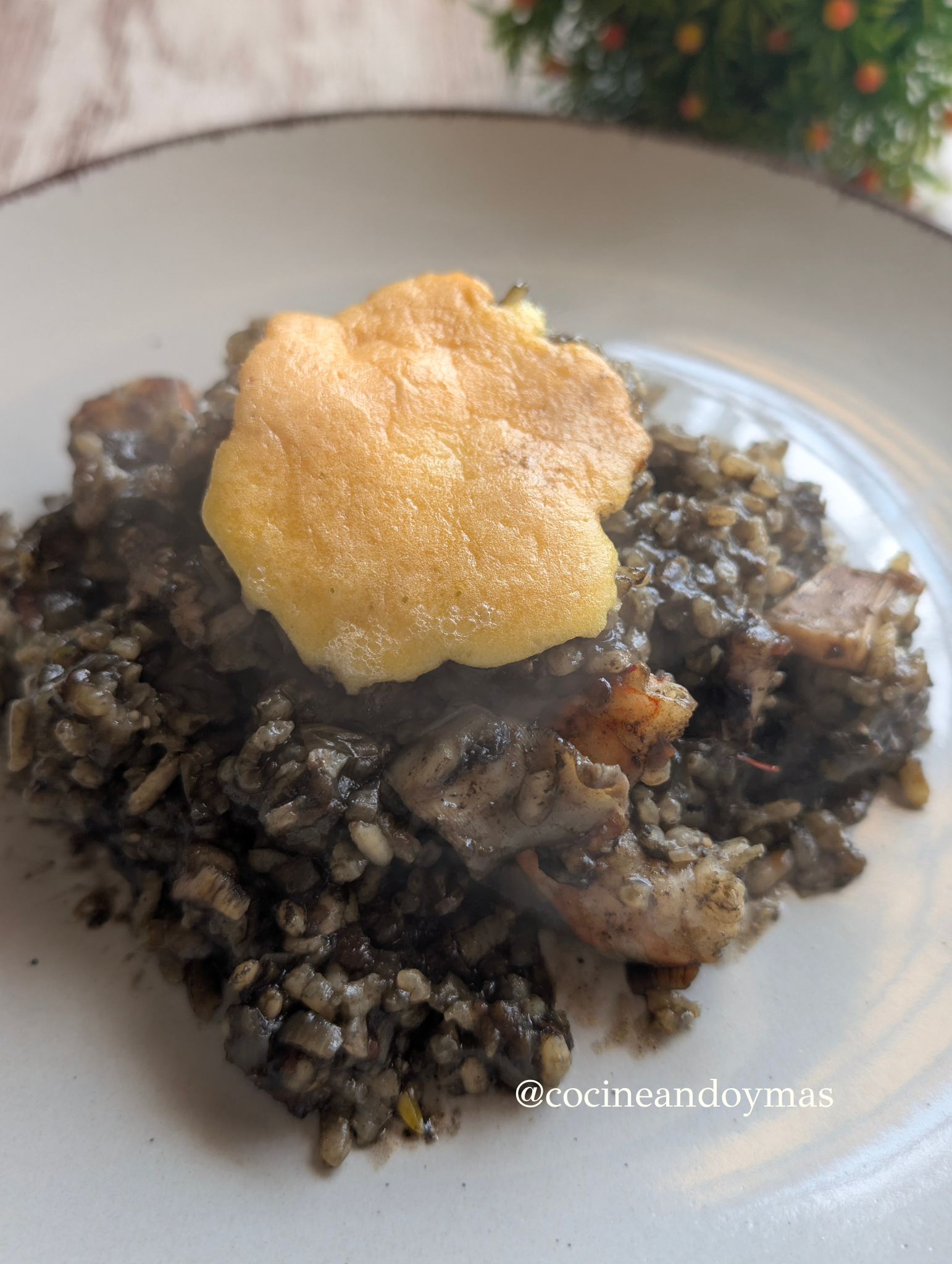 Cazuela de arroz negro con gambones rojos y puntas de mayonesa de ajo gratinadas al horno.