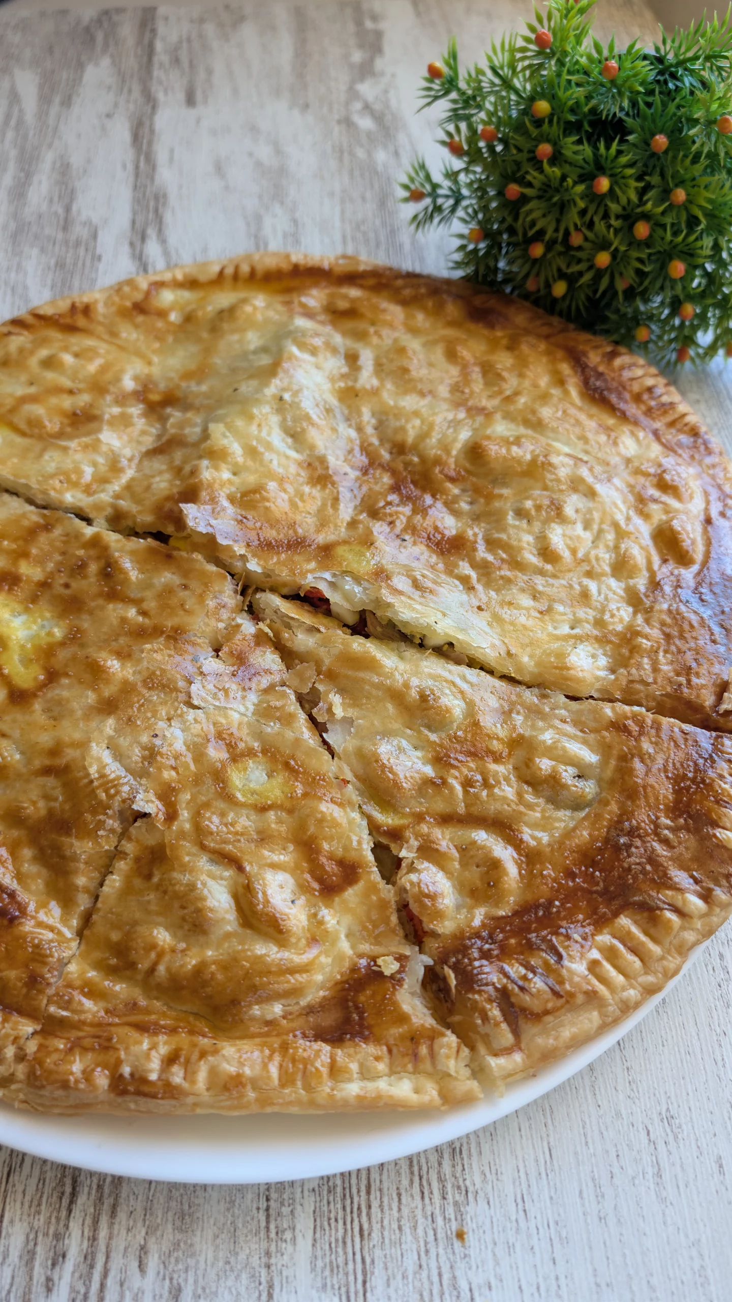 Hojaldre dorado y crujiente de empanada casera de atún, pimientos del piquillo y huevo cocido, recién sacada del horno.