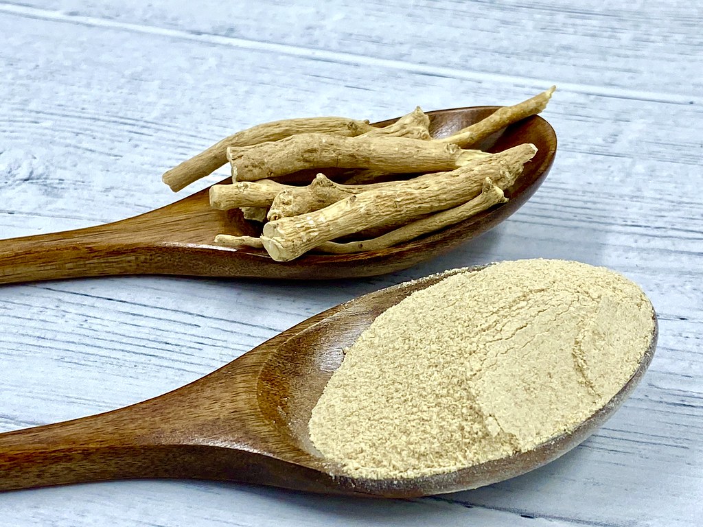 Ashwagandha en polvo y raíz