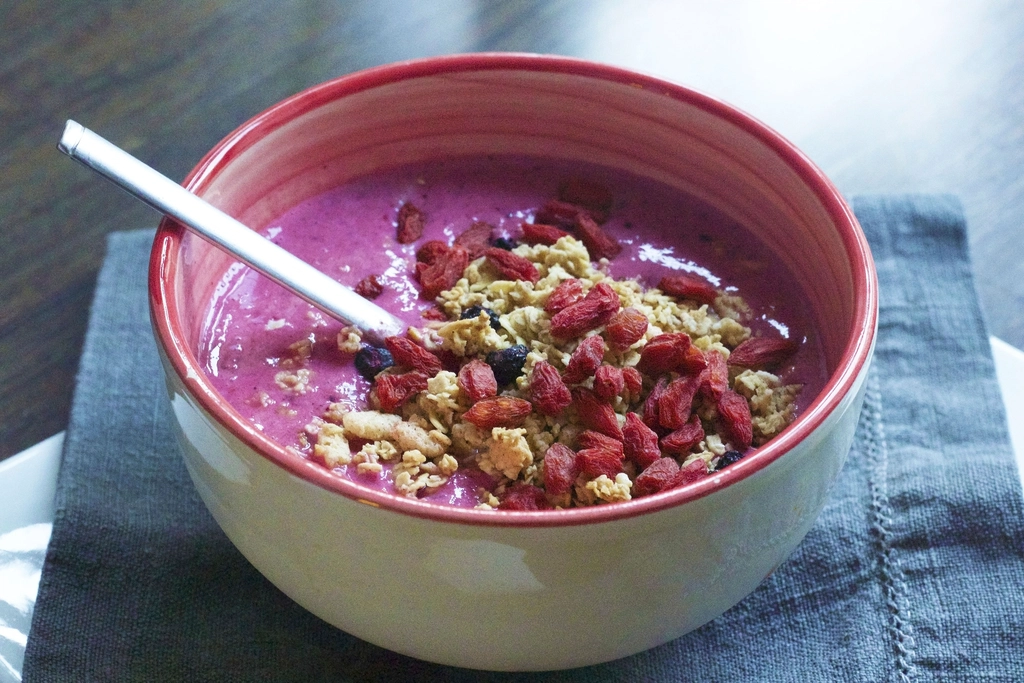 Bol de açaí morado con toppings
