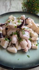 Ración de sepia a la plancha troceada en dados dorados, bañada en salsa verde de ajo y perejil fresco con aceite de oliva virgen extra.