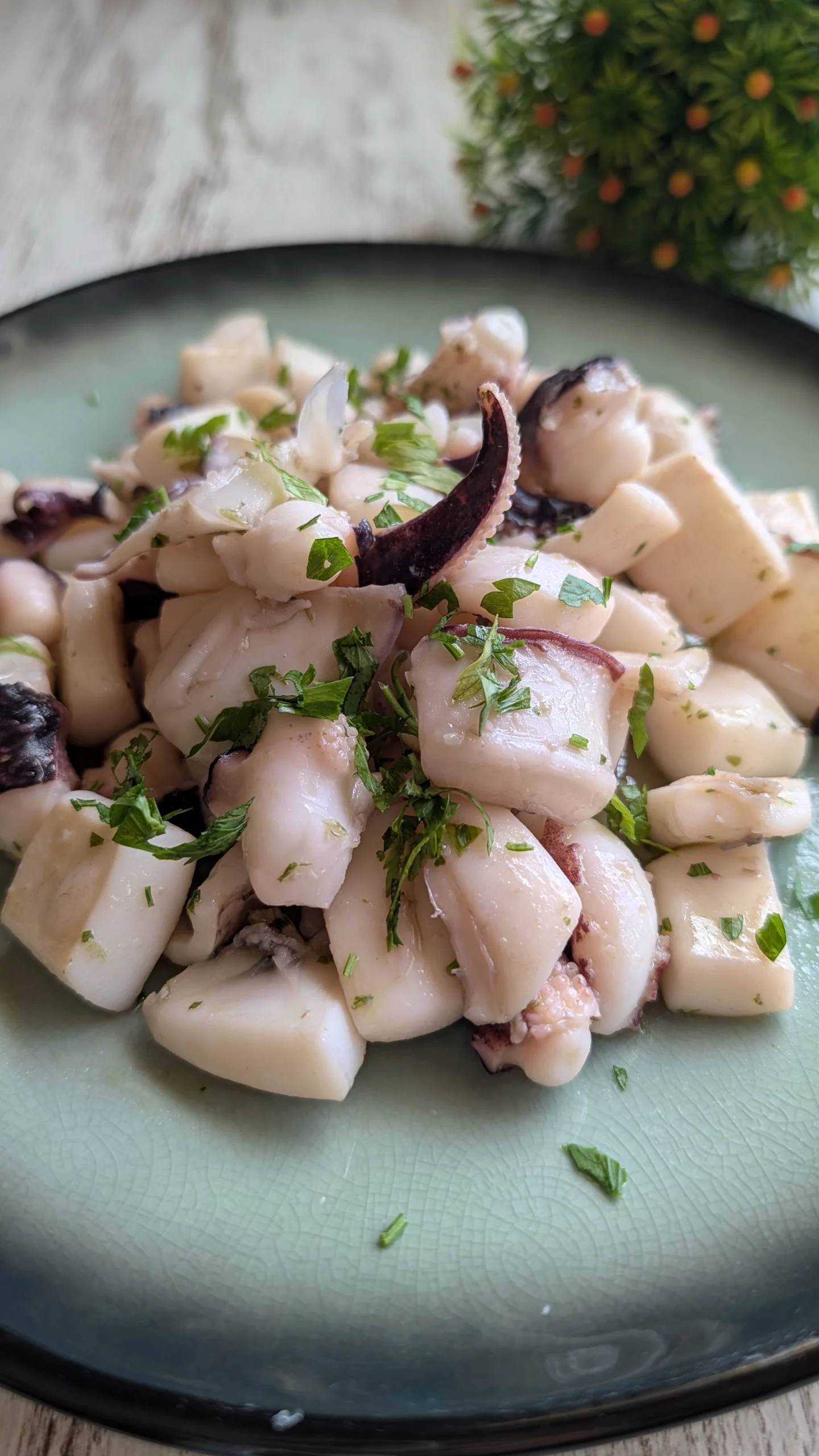 Ración de sepia a la plancha troceada en dados dorados, bañada en salsa verde de ajo y perejil fresco con aceite de oliva virgen extra.