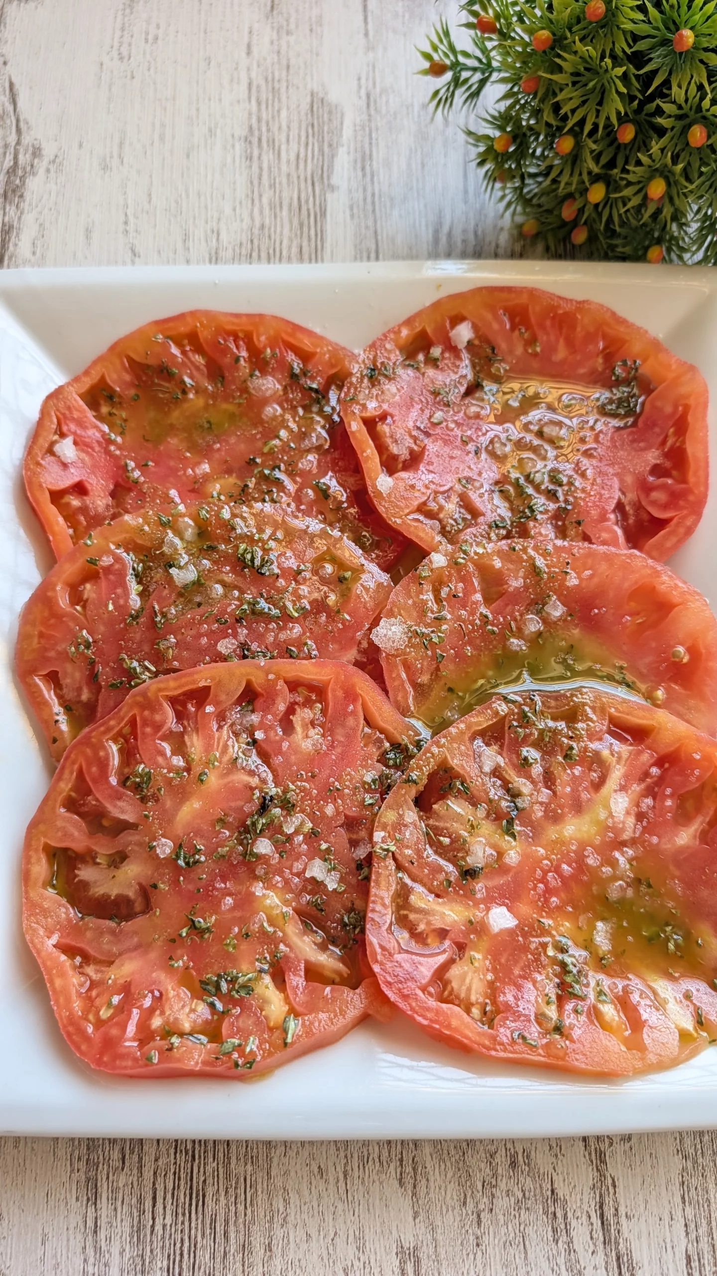 Fuente tradicional con rodajas de tomate maduro aliñadas con aceite de oliva virgen extra, vinagre, orégano, comino y flor de sal.