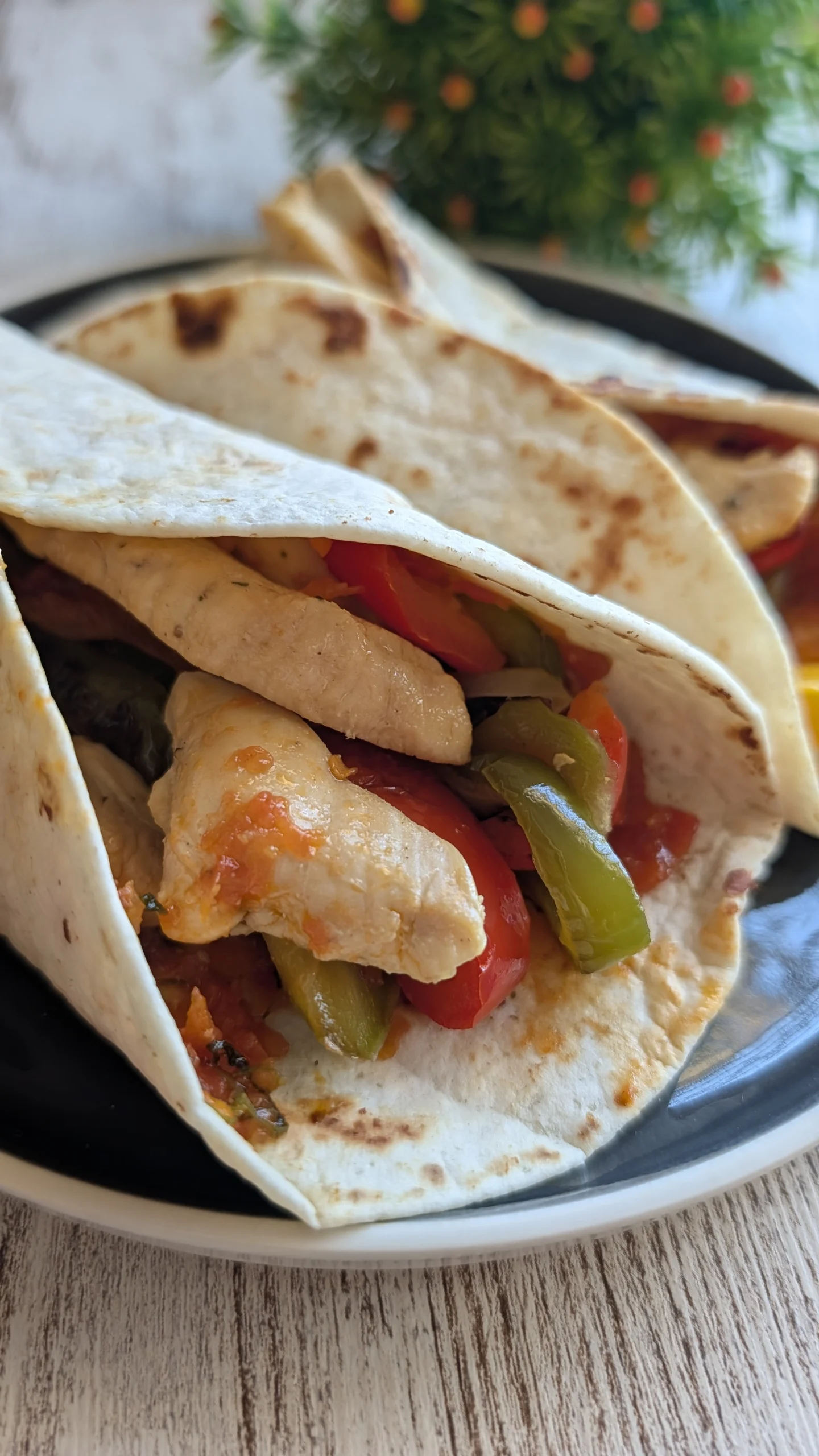 Tres tortillas abiertas rellenas de salsa de tomate casera, pimientos salteados multicolores y tiras de pechuga de pollo dorada con cilantro fresco.