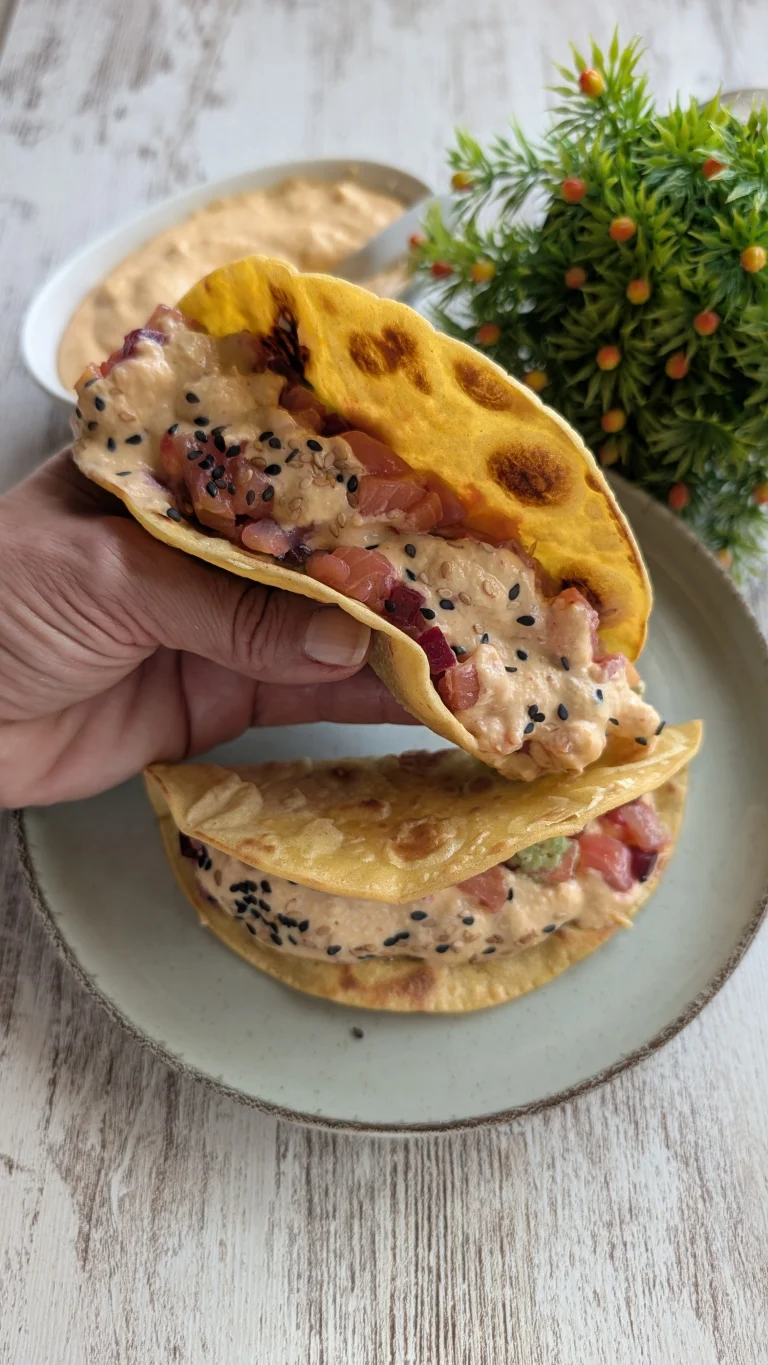 Tacos de salmón con mango, guacamole y mayonesa de kimchi