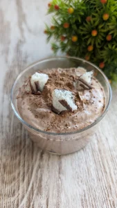 Vasito de yogur griego con cacao tipo mousse de chocolate, con cacao espolvoreado y trocitos de barquillo por encima