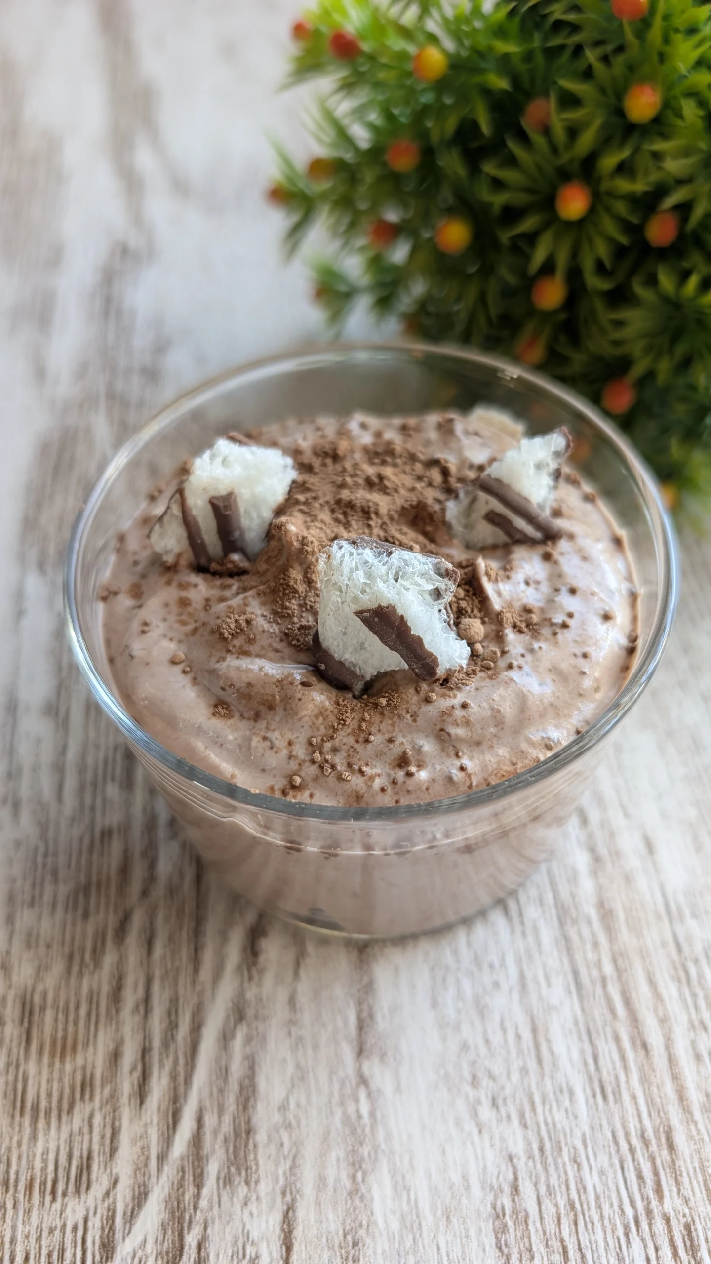 Vasito de yogur griego con cacao tipo mousse de chocolate, con cacao espolvoreado y trocitos de barquillo por encima