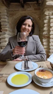 Paqui con una copa de vino tinto en Bodegas Mezquita, Córdoba