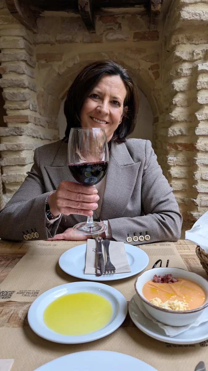 Paqui con una copa de vino tinto en Bodegas Mezquita, Córdoba