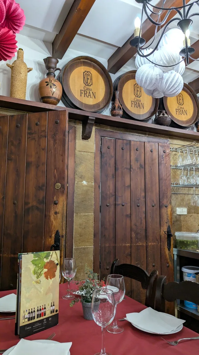 Comedor con barricas y mantel rojo en Casa Fran, Córdoba