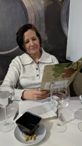 Paqui mirando la carta en Casa Fran, Córdoba