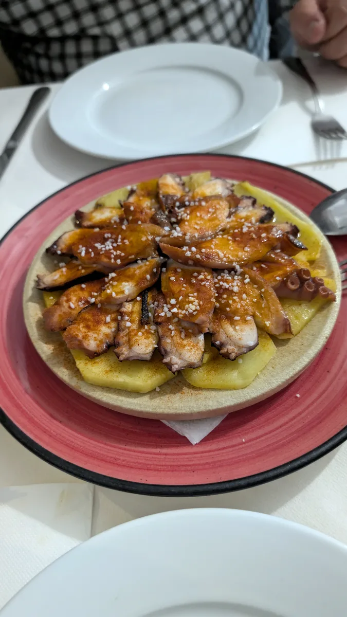 Pulpo sobre patata con sésamo en Casa Fran, Córdoba
