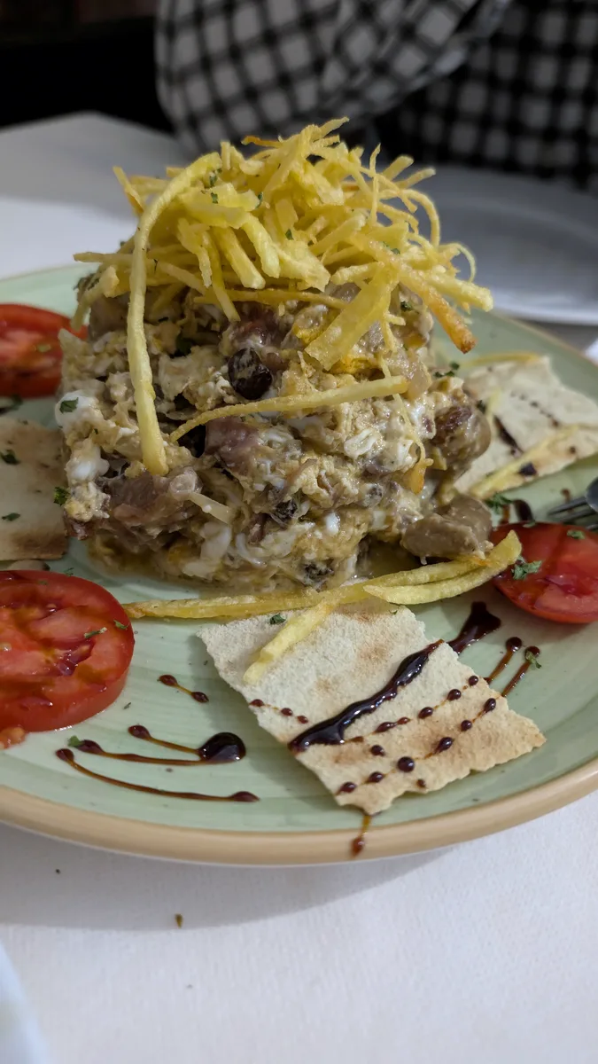 Revuelto de rabo de toro con patatas paja en Casa Fran, Córdoba