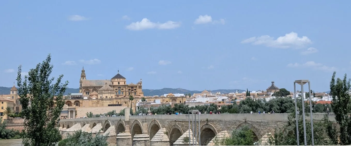 La Mezquita-Catedral y el Puente Romano de Córdoba con el cielo azul