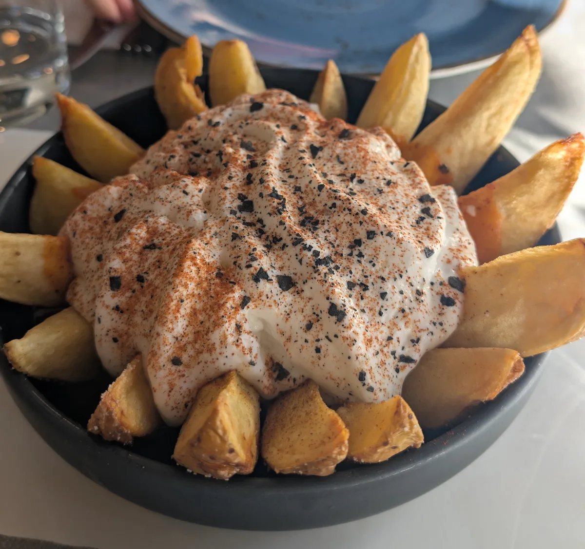 Patatas bravas con espuma de alioli en El Boquerón del Zoco, Córdoba