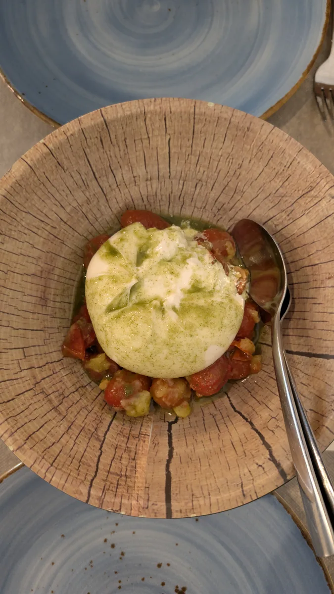 Cherrys confitados con pesto y burrata en El Boquerón del Zoco, Córdoba