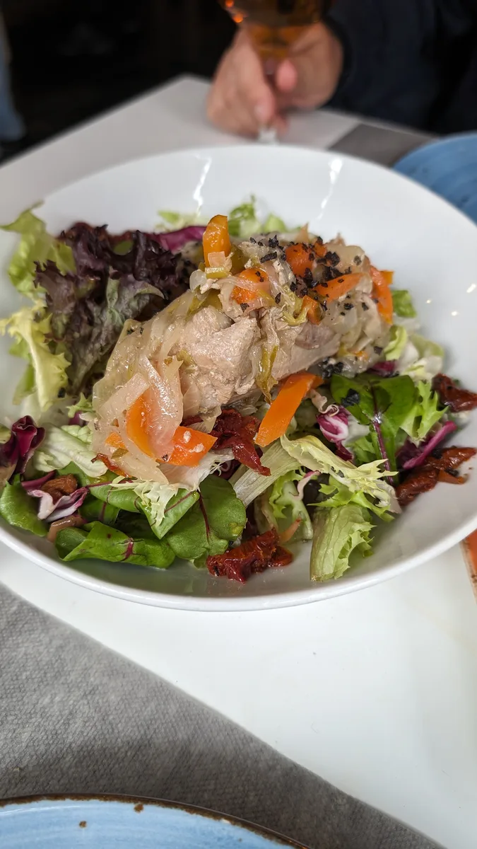 Ensalada de atún en escabeche en El Boquerón del Zoco, Córdoba