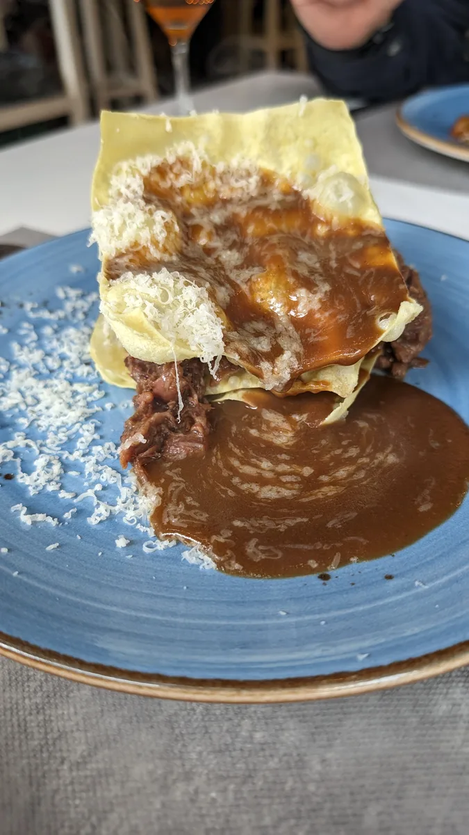 Lasaña crujiente de rabo de toro en El Boquerón del Zoco, Córdoba