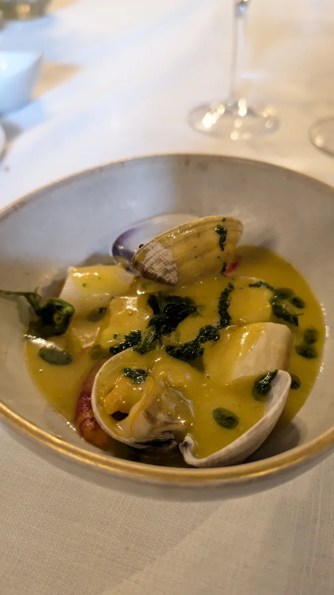 Guiso con almejas del menú degustación en La Casa de Manolete Bistró, Córdoba