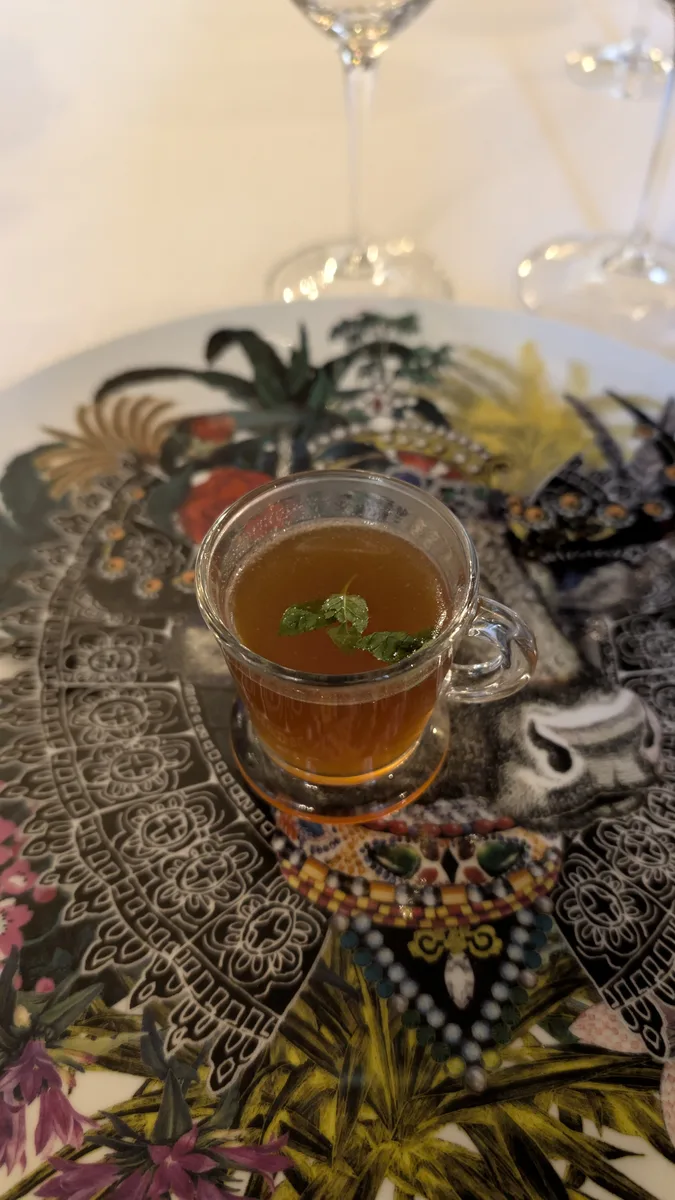 Caldo de bienvenida del menú degustación en La Casa de Manolete Bistró, Córdoba