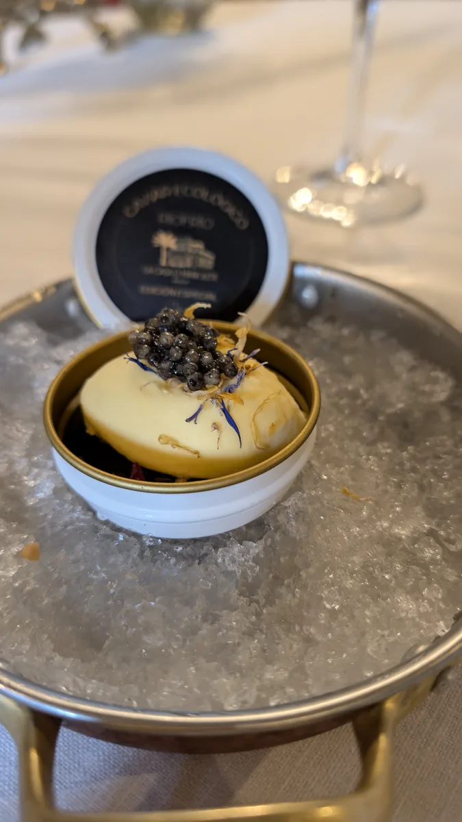 Pase con caviar servido sobre hielo en La Casa de Manolete Bistró, Córdoba