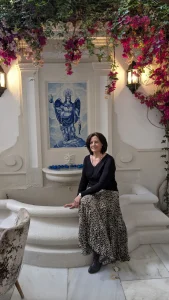 Paqui junto a la fuente de azulejos del patio de La Casa de Manolete, Córdoba