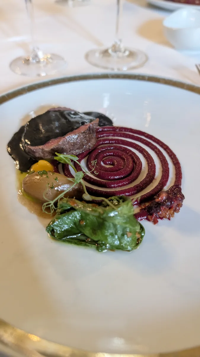 Pase con espiral de remolacha del menú degustación en La Casa de Manolete Bistró, Córdoba